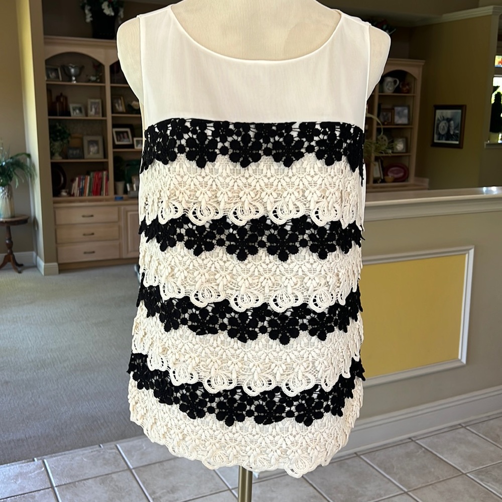 Ann Taylor Black White Sleeveless Lace Top size 4
